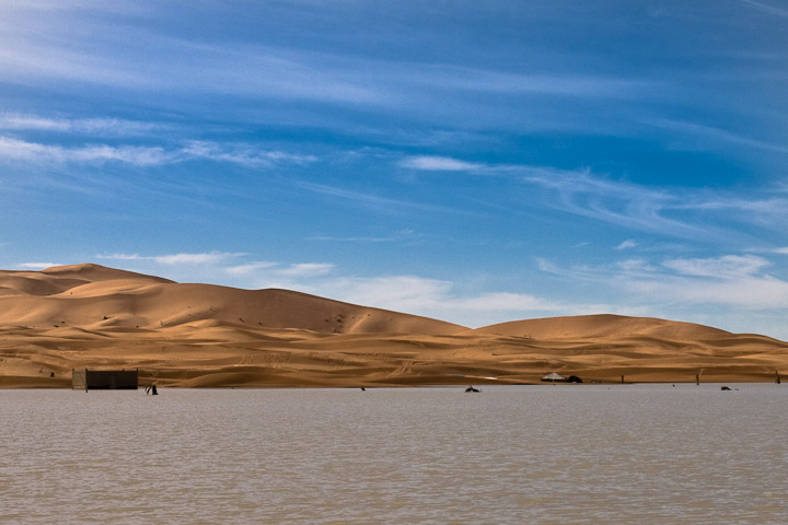 Wasser und Wüste am Nordrand des Erg Chebbi