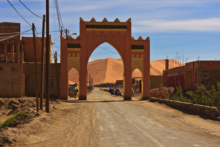 Mit Blick auf die Wüste: Ortseingangstor in Merzouga
